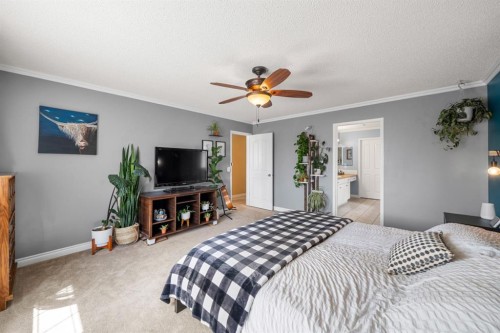 26 Somerset Crescent Sw, Calgary, AB - Indoor Photo Showing Bedroom