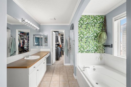 26 Somerset Crescent Sw, Calgary, AB - Indoor Photo Showing Bathroom
