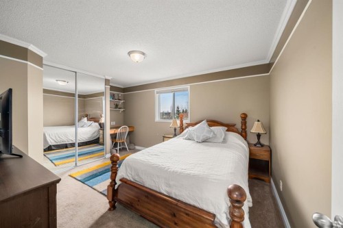 26 Somerset Crescent Sw, Calgary, AB - Indoor Photo Showing Bedroom