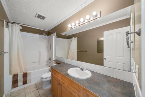 26 Somerset Crescent Sw, Calgary, AB - Indoor Photo Showing Bathroom