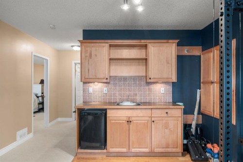 26 Somerset Crescent Sw, Calgary, AB - Indoor Photo Showing Kitchen