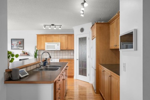 26 Somerset Crescent Sw, Calgary, AB - Indoor Photo Showing Kitchen With Double Sink