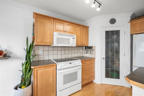26 Somerset Crescent Sw, Calgary, AB - Indoor Photo Showing Kitchen
