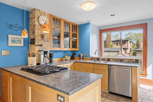 236 10 Avenue Ne, Calgary, AB - Indoor Photo Showing Kitchen With Double Sink