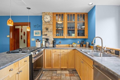 236 10 Avenue Ne, Calgary, AB - Indoor Photo Showing Kitchen With Double Sink