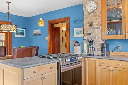 236 10 Avenue Ne, Calgary, AB - Indoor Photo Showing Kitchen