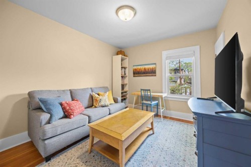 236 10 Avenue Ne, Calgary, AB - Indoor Photo Showing Living Room