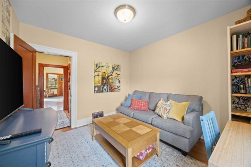 236 10 Avenue Ne, Calgary, AB - Indoor Photo Showing Living Room