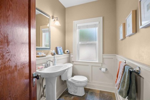 236 10 Avenue Ne, Calgary, AB - Indoor Photo Showing Bathroom