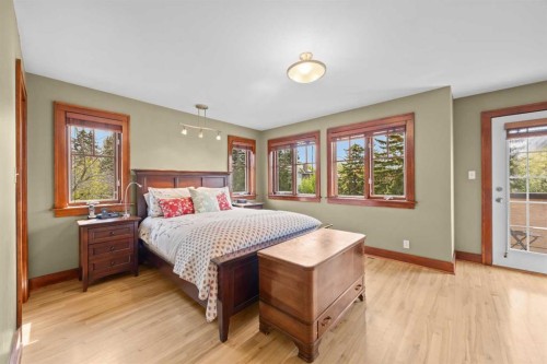 236 10 Avenue Ne, Calgary, AB - Indoor Photo Showing Bedroom