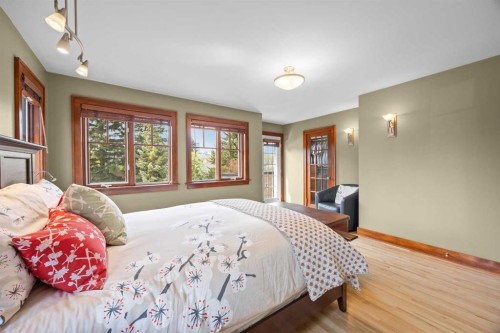 236 10 Avenue Ne, Calgary, AB - Indoor Photo Showing Bedroom