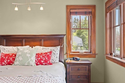 236 10 Avenue Ne, Calgary, AB - Indoor Photo Showing Bedroom