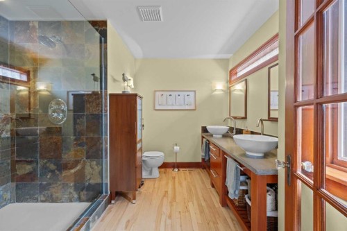 236 10 Avenue Ne, Calgary, AB - Indoor Photo Showing Bathroom