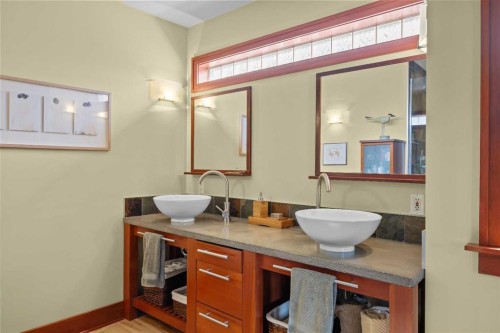236 10 Avenue Ne, Calgary, AB - Indoor Photo Showing Bathroom