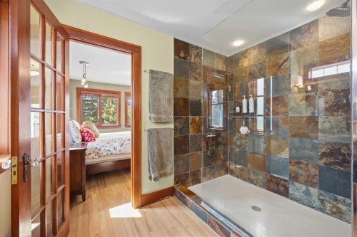 236 10 Avenue Ne, Calgary, AB - Indoor Photo Showing Bathroom