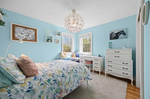 236 10 Avenue Ne, Calgary, AB - Indoor Photo Showing Bedroom