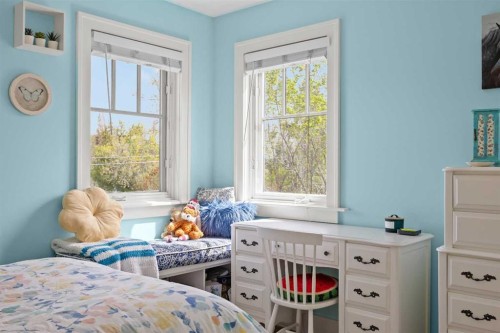 236 10 Avenue Ne, Calgary, AB - Indoor Photo Showing Bedroom