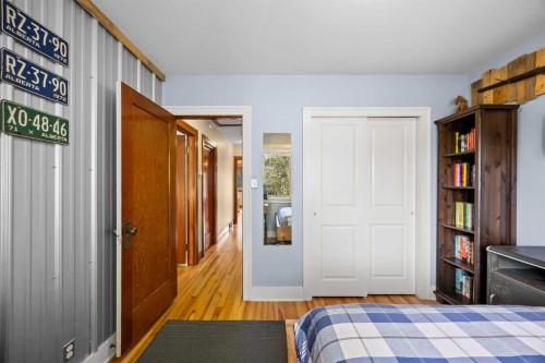 236 10 Avenue Ne, Calgary, AB - Indoor Photo Showing Bedroom