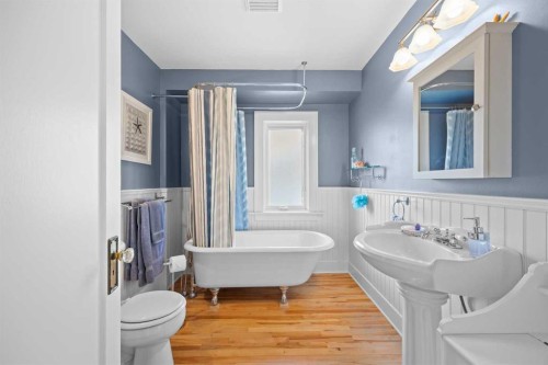 236 10 Avenue Ne, Calgary, AB - Indoor Photo Showing Bathroom