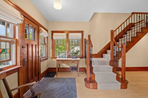 236 10 Avenue Ne, Calgary, AB - Indoor Photo Showing Other Room