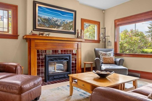 236 10 Avenue Ne, Calgary, AB - Indoor Photo Showing Living Room With Fireplace