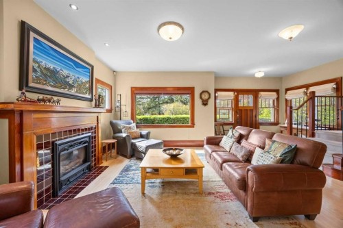 236 10 Avenue Ne, Calgary, AB - Indoor Photo Showing Living Room With Fireplace