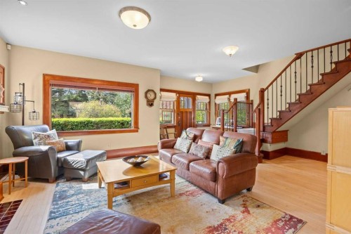 236 10 Avenue Ne, Calgary, AB - Indoor Photo Showing Living Room