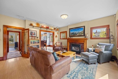 236 10 Avenue Ne, Calgary, AB - Indoor Photo Showing Living Room With Fireplace