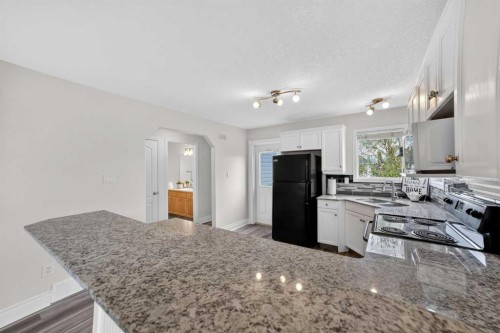801 Mt Sundance Lane West, Lethbridge, AB - Indoor Photo Showing Kitchen