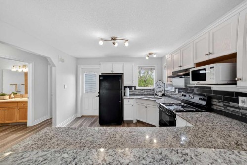 801 Mt Sundance Lane West, Lethbridge, AB - Indoor Photo Showing Kitchen