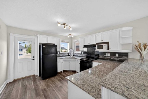 801 Mt Sundance Lane West, Lethbridge, AB - Indoor Photo Showing Kitchen