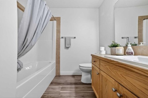 801 Mt Sundance Lane West, Lethbridge, AB - Indoor Photo Showing Bathroom