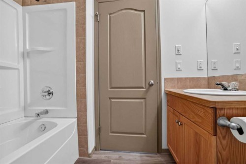 801 Mt Sundance Lane West, Lethbridge, AB - Indoor Photo Showing Bathroom