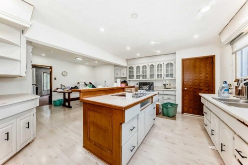 2020 53 Avenue Sw, Calgary, AB - Indoor Photo Showing Kitchen