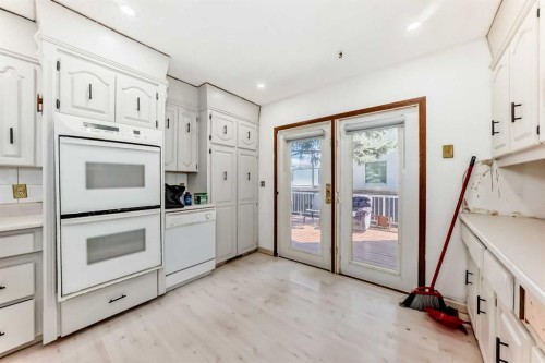 2020 53 Avenue Sw, Calgary, AB - Indoor Photo Showing Kitchen