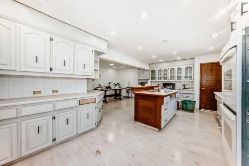 2020 53 Avenue Sw, Calgary, AB - Indoor Photo Showing Kitchen