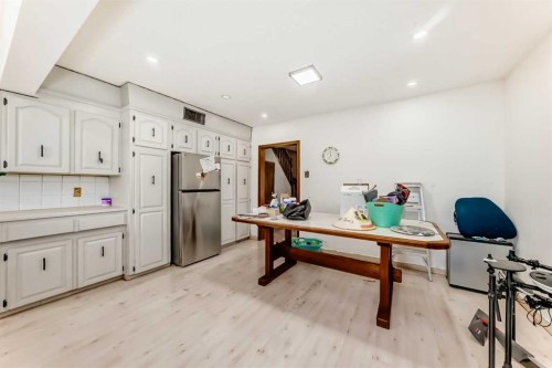 2020 53 Avenue Sw, Calgary, AB - Indoor