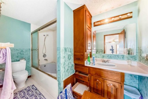 2020 53 Avenue Sw, Calgary, AB - Indoor Photo Showing Bathroom