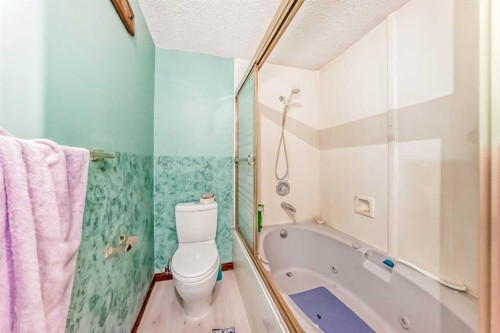 2020 53 Avenue Sw, Calgary, AB - Indoor Photo Showing Bathroom