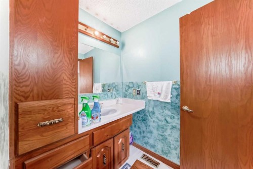 2020 53 Avenue Sw, Calgary, AB - Indoor Photo Showing Bathroom
