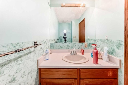 2020 53 Avenue Sw, Calgary, AB - Indoor Photo Showing Bathroom