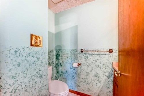 2020 53 Avenue Sw, Calgary, AB - Indoor Photo Showing Bathroom