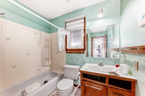 2020 53 Avenue Sw, Calgary, AB - Indoor Photo Showing Bathroom