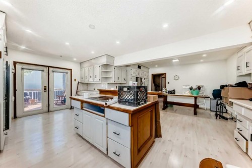 2020 53 Avenue Sw, Calgary, AB - Indoor Photo Showing Kitchen