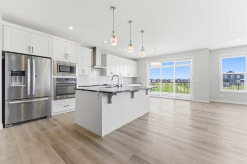 40 Evansfield Manor Nw, Calgary, AB - Indoor Photo Showing Kitchen With Upgraded Kitchen