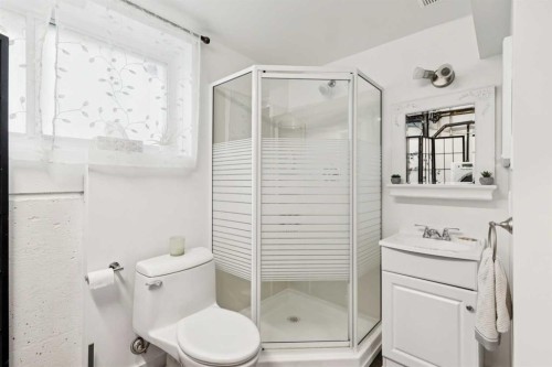 162 Fyffe Road Se, Calgary, AB - Indoor Photo Showing Bathroom