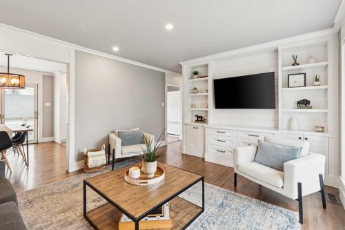 162 Fyffe Road Se, Calgary, AB - Indoor Photo Showing Living Room