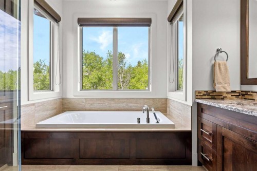 89 Evergreen Mount Sw, Calgary, AB - Indoor Photo Showing Bathroom