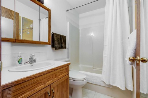 4118 Silverpark Estates Close, Olds, AB - Indoor Photo Showing Bathroom