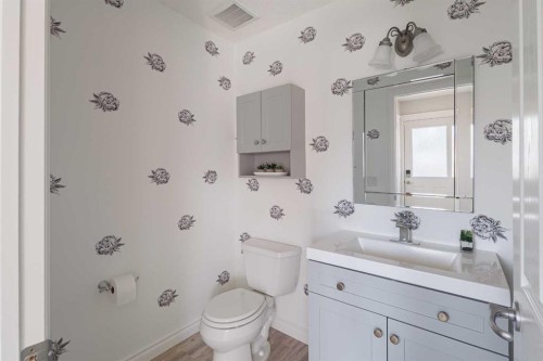 724 Prestwick Circle Se, Calgary, AB - Indoor Photo Showing Bathroom